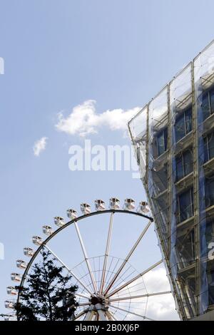 Ferris Wheel, Terrasses Marco Polo, Hafencity, Hanseatic City De Hambourg, Allemagne, Banque D'Images