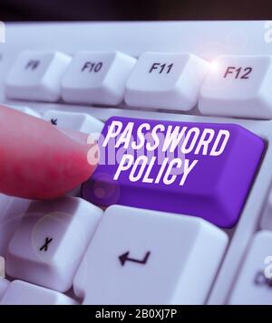 Écriture conceptuelle de la main indiquant la stratégie de mot de passe. Concept signifiant première ligne de protection contre tout accès non autorisé Banque D'Images