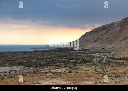 Le parc national Qumran offre une vue panoramique sur la mer Morte et les montagnes environnantes et le désert le long de la route 90 en Israël. Banque D'Images