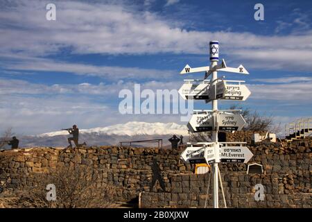 Vue sur le mont Hermon enneigé depuis le mont Bental sur les hauteurs du Golan d'Israël avec un nouveau panneau de direction en premier plan. Banque D'Images