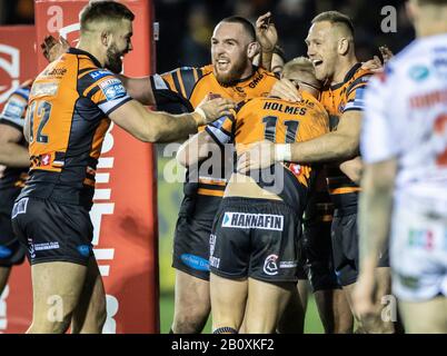 Oliver Holmes, de Castleford Tigers, célèbre son essai avec des coéquipiers lors du match de la Super League de Betfred à la Mend-A-Hose Jungle, Castleford. Banque D'Images