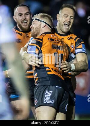 Oliver Holmes (au centre) de Castleford Tigers célèbre son essai avec des coéquipiers lors du match de la Super League de Betfred à la Mend-A-Hose Jungle, Castleford. Banque D'Images