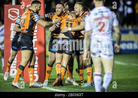 Oliver Holmes, de Castleford Tigers, célèbre avoir fait un essai avec un coéquipier lors du match de la Super League de Betfred à la Mend-A-Hose Jungle, Castleford. Banque D'Images