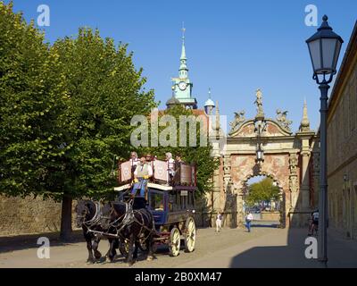 Transport devant la porte du château, Bückeburg, Landkreis Schaumburg, Basse-Saxe, Allemagne, Banque D'Images