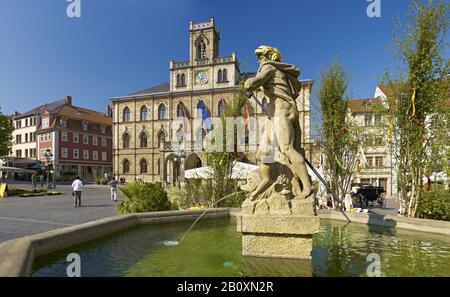 Marché avec hôtel de ville et fontaine Neptune, Weimar, Thuringe, Allemagne, Banque D'Images