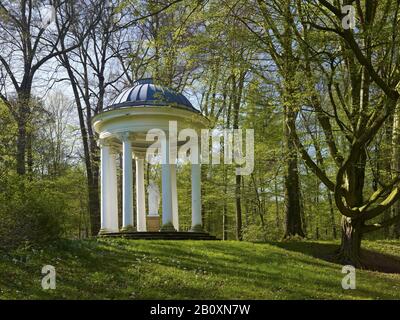 Pavillon de la femme blanche dans le parc du palais de Bad Kostritz, Thuringe, Allemagne, Banque D'Images