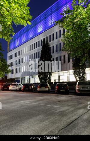 Bâtiment d'entreprise éclairé, Haus der Wirtschaft, Lichtfest City Nord, Hambourg, Allemagne, Banque D'Images