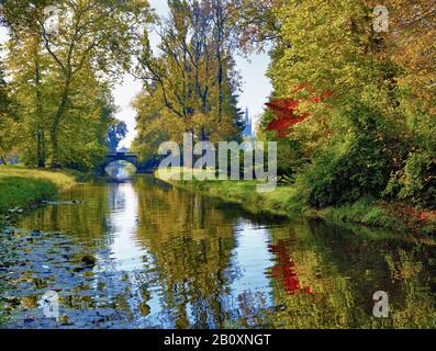 Canal avec vue sur le Nouveau pont et l'église Saint-Petri dans le parc Wörlitzer, Wörlitz, Saxe-Anhalt, Allemagne, Banque D'Images