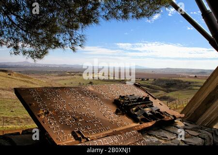 Un mémorial de guerre commémorant les soldats tombés au combat dans la vallée des larmes, sur les hauteurs du Golan israélien, donne sur la Syrie. Banque D'Images