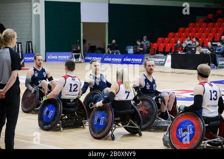 Grande-Bretagne / États-Unis au tournoi de rugby en Fauteuil roulant King Power Quad Nations, Morningside Arena, Leicester, Royaume-Uni. 21 Février 2020. Les joueurs se félicitent une fois le jeu terminé. Lors d'une rencontre étroite, les États-Unis ont battu la Grande-Bretagne après les quatrième heures supplémentaires. L'édition 2020 du tournoi Des quatre nations de Rugby En Fauteuil Roulant qui se tient à l'aréna Morningside de Leicester est un tournoi de style rond-Robin avec des équipes de Grande-Bretagne, d'Australie et des États-Unis. Le match final de la médaille d'or a lieu le 23 février 2020. Banque D'Images