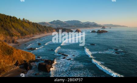 Parc d'état d'Ecola vue de la plage Crescent, Cannon Beach, Haystack Rock et Hug Point ; le nord de l'Oregon Coast. Banque D'Images