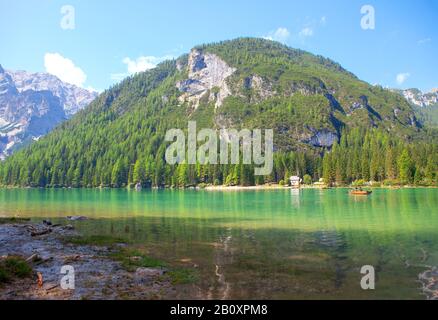 Nature italienne des Alpes montagnes , lac de Braies en été Banque D'Images