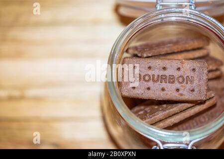 Un pot en verre ouvert avec biscuits au chocolat Bourbon à l'intérieur Banque D'Images