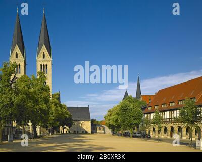 Place de la cathédrale avec la cathédrale Saint-Étienne et Saint-Sixtus et Domprostei, Halberstadt, Saxe-Anhalt, Allemagne, Banque D'Images