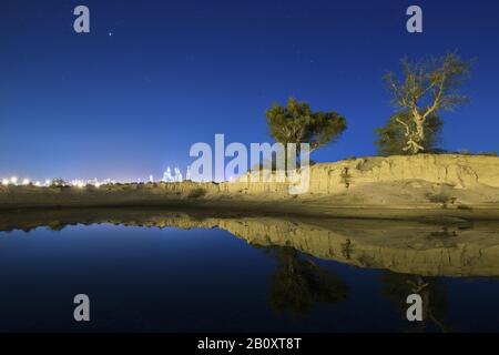 Nouvel horizon de Dubaï reflété dans un lac d'eau de pluie dans le désert, Emirats arabes Unis, Banque D'Images