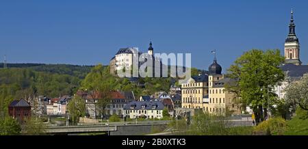 Château supérieur et inférieur et tour de l'église de la ville à Greiz, Thuringe, Allemagne, Banque D'Images