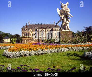 Plastik Die Zeit enlève la beauté dans le cercle de fleurs devant le palais dans le Grand jardin à Dresde, Saxe, Allemagne, Banque D'Images