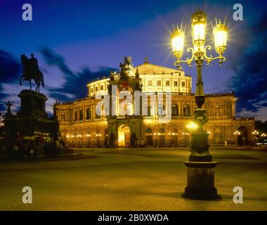 L'Opéra du Semper dans la soirée à Dresde, Saxe, Allemagne, Banque D'Images