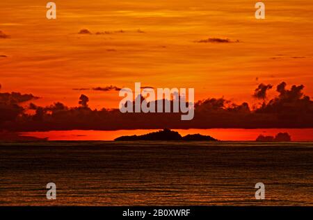 Coucher de soleil en mer entre Solomons et Micronésie, Îles Salomon Banque D'Images