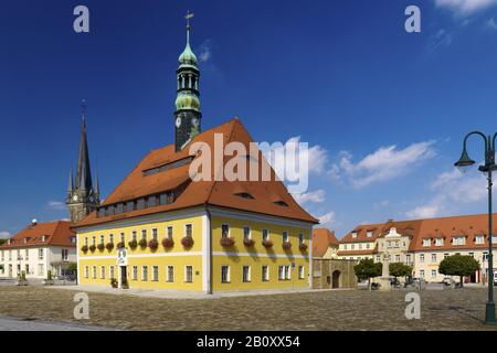 Marché avec l'hôtel de ville et l'église Saint-Gertrudis à Neustadt, Suisse saxonne - montagnes de l'Ore de l'est, Saxe, Allemagne, Banque D'Images