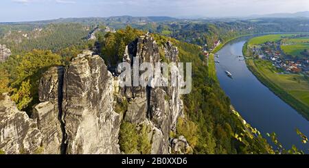 Vue de la Bastei près de Rathen dans la vallée de l'Elbe, Suisse saxonne, Saxe, Allemagne, Banque D'Images