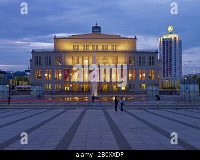 Augustusplatz avec opéra et véranda en hauteur à Leipzig, Saxe, Allemagne, Banque D'Images