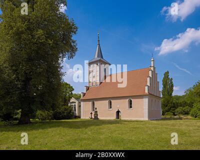 Parc Lenne avec église à Criewen, Unteres Odertal, Uckermark, Brandebourg, Allemagne, Banque D'Images