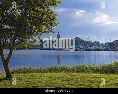 Kirchdorf Avec Port, Insel Poel, Mecklembourg-Poméranie-Occidentale, Allemagne, Banque D'Images