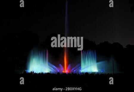 Jeux de lumière sur l'eau dans le Planten un Blomen, parc, Hambourg, Allemagne, Banque D'Images