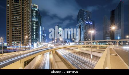 Gratte-Ciel Le Long De Sheikh Zayed Road, Dubaï, Émirats Arabes Unis, Banque D'Images