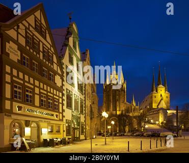 Cathédrale Sainte-Marie et Severikirche, Haus zur Hohen Lilie et Grüne Apotheke, crépuscule, Erfurt, Thuringe, Allemagne, Banque D'Images