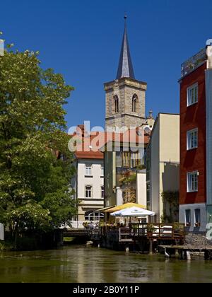 Terrasses cafés sur le large ruisseau de la Gera avec l'Aegidienturm, Erfurt, Thuringe, Allemagne, Banque D'Images