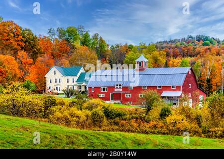 Une ferme avec une couleur de feuillage d'automne dans le Vermont rural, États-Unis. Banque D'Images