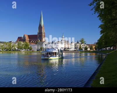 Vieille ville du Pfaffenteich avec cathédrale, Schwerin, Mecklembourg-Poméranie-Occidentale, Allemagne, Banque D'Images