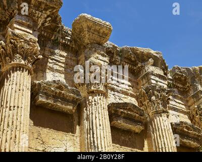 Temple de Bacchus, détail des colonnes avec les capitales, ancienne ville de Baalbek, Liban, Banque D'Images