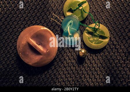 boutons de couture abstraits et perles sur fond noir Banque D'Images