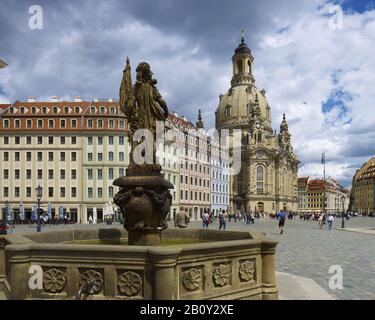 Vue depuis le Jüdenhof avec fontaine jusqu'à la Frauenkirche, Dresde, Saxe, Allemagne, Banque D'Images