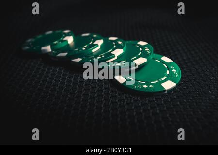 Grandes piles de jetons de poker dans la salle de jeux Banque D'Images