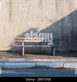 Banc devant le mur de la maison, Banque D'Images
