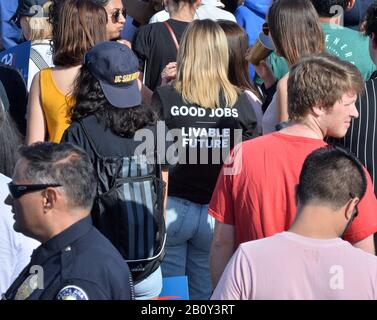 Santa Ana, États-Unis. 21 février 2020. Les partisans du candidat démocrate à la présidence, le sénateur Bernie Sanders (I-VT), arrivent pour Un rassemblement de Vote anticipé à la Valley High School de Santa Ana, Californie, le vendredi 21 février 2020. Sanders fait campagne avant le primaire démocratique de la Californie de 2020 le 3 mars. La Californie a déplacé son primaire démocratique de juin à la veille du Super mardi pour avoir une influence politique beaucoup plus grande en tant que premier État primaire. Photo de Jim Ruymen/UPI crédit: UPI/Alay Live News Banque D'Images