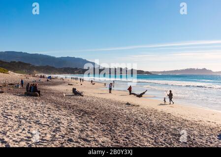 Carmel by the Sea, Californie - 25 janvier 2019 : vue panoramique sur la belle plage bondée près de la célèbre ville de Carmel-by-the-Sea. Banque D'Images