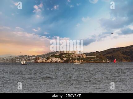 Vue panoramique sur la célèbre prison fédérale d'Alcatraz au lever du soleil. Banque D'Images