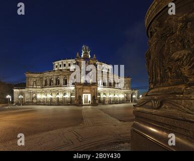 Opéra De Semper Éclairé Sur Theaterplatz, Dresde, État Libre De Saxe, Allemagne, Banque D'Images