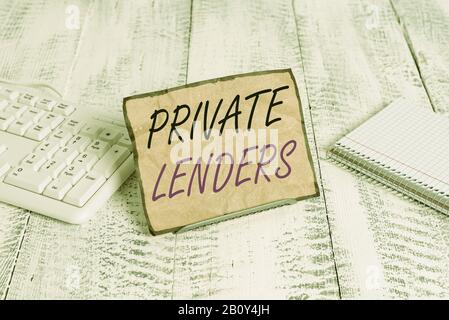 Panneau texte indiquant les prêteurs privés. Photo d'entreprise présentant une démonstration ou une organisation qui prête de l'argent à montrer le stand de Notepaper sur la mémoire tampon Banque D'Images