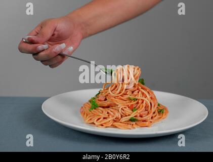 Spaghetti dans la sauce rouge avec jambon de porc Banque D'Images