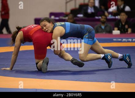 New Delhi. 21 février 2020. Altynay Satylgan (R) du Kazakhstan vies avec Thi Huong Dao du Vietnam pendant le match de médaille de bronze Wrestling de 57 kg pour les femmes aux Championnats asiatiques de Wrestling 2020 à New Delhi, Inde, 21 février 2020 crédit: Javed Dar/Xinhua/Alay Live News Banque D'Images