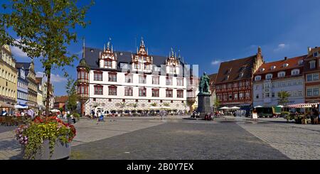 Marché avec maison de ville, ancienne chancellerie électorale et monument de Prince Albert à Coburg, Haute-Franconie, Bavière, Allemagne, Banque D'Images