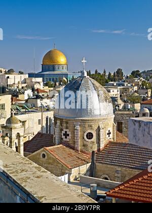 Vue du toit de l'Hospiz autrichien à la vieille ville avec dôme du Rocher et dôme de l'Église catholique arménienne de Sainte Marie, Jérusalem, Israël, Banque D'Images