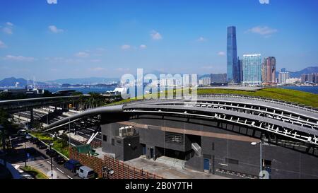 Hong Kong - 25 novembre 2019 : dérivation Chai Central–Wan et vue latérale du corridor oriental de l'île en regardant de la SFI, Hong Kong, Chine Banque D'Images