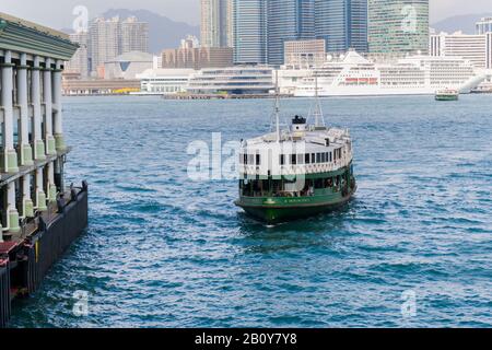 Hong Kong - 11 Janvier 2020 : Star Ferry Approchant Central Pier, Medium Shot, Vue Sur Le Niveau Des Yeux Banque D'Images